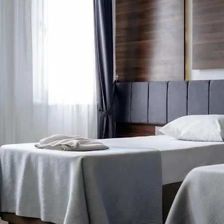 Lord Hotel *